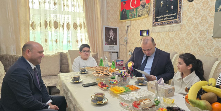 Kəlbəcər rayon İcra Hakimiyyətinin başçısı Azər Qocayev şəhid polkovnik-leytenant  Cəfərov Zaur Hüseyn oğlunun ailəsini ziyarət edib.