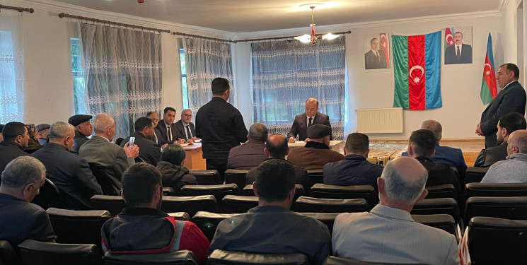 Kəlbəcər rayon İcra Hakimiyyətinin başçısı Azər Qocayev Qax rayonu, Almalı kəndində  həmin ərazidə yaşayan vətəndaşlar üçün səyyar-görüş qəbulunu keçirib.