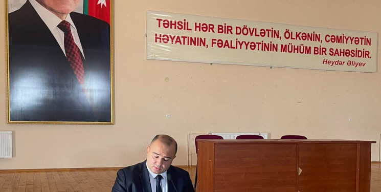 Kəlbəcər rayon İcra Hakimiyyətinin başçısı Azər Qocayev Tərtər rayonu, Şıxarx qəsəbəsində yerləşən Kəlbəcər rayon 34 nömrəli tam orta məktəbin inzibati binasında həmin ərazidə yaşayan vətəndaşlar üçün səyyar-görüş qəbulunu keçirib