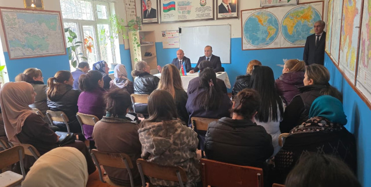 Kəlbəcər rayon İcra Hakimiyyətinin başçısı Azər Qocayev Abşeron rayonu ərazisində  müvəqqəti  fəaliyyət göstərən Kəlbəcər rayon 20 nömrəli tam orta məktəbin   inzibati binasında rayon sakinləri üçün səyyar-görüş qəbulunu keçirib.