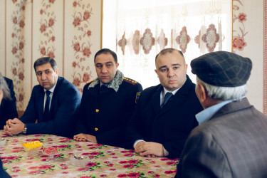 Kəlbəcər Rayon İcra Hakimiyyətinin başçısı Azər Qocayev Kəlbəcər rayonundan olan 20 Yanvar şəhidi Cabbarov Firuz Vəli oğlunun ailəsini ziyarət edib.