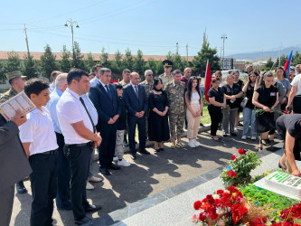 Kəlbəcər rayon İcra Hakimiyyəti Başçısının birinci müavini Eldəniz Mehtiyev və Yeni Azərbaycan Partiyası Kəlbəcər Rayon Təşkilatının sədri Həbib Misirov Göygöl rayon şəhidlər xiyabanında, Kəlbəcər rayonundan olan şəhid Qabilov İsmayıl Əli oğlunun doğum günü münasibətilə məzarını, Gəncə şəhər, Gülüstan qəsəbəsində isə ailəsini ziyarət ediblər.